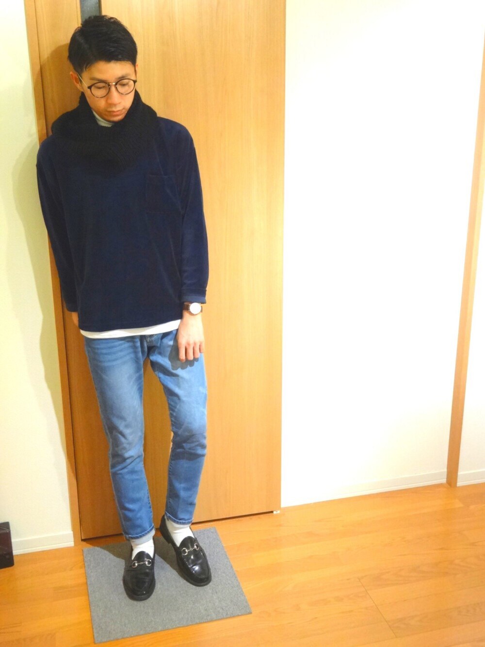 ブルー系のスウェット、ホワイト系のTシャツ/カットソー、ブルー系のデニムパンツを着用したメンズの冬コーディネートの1枚目の写真