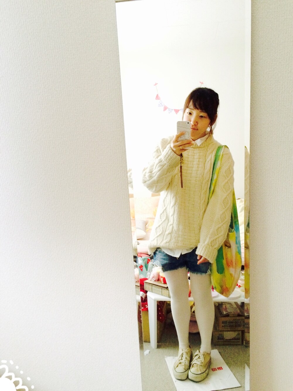 その他のトートバッグ、ホワイト系のニット/セーター、その他のブローチ/コサージュを着用したレディースの春コーディネートの1枚目の写真