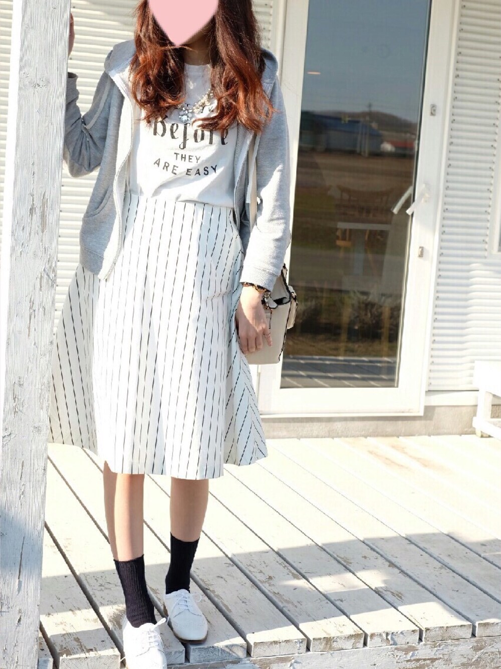 「ストライプスカート、白Tシャツ、グレーのパーカー、ワントーンコーデ、ネイビーソックス、ソックス」｜「Mila OwenのフレアSK（スカート、その他）」を使った、saaaachanさん（レディース・162cm）の春コーディネートの1枚目の写真