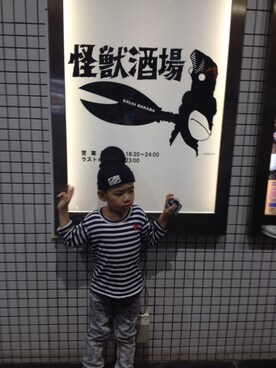 「COMME des GARCONS（コムデギャルソン）のアイテム（Tシャツ/カットソー、ホワイト系）」を使った、コジマタイヨーさん（メンズ・120cm）の春コーディネート