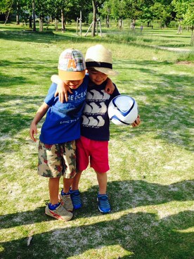 「COMECHATTO&CLOSET（カムチャットアンドクロゼット）のアイテム（その他パンツ、ピンク系）」を使った、コジマタイヨーさん（メンズ・120cm）の夏コーディネート