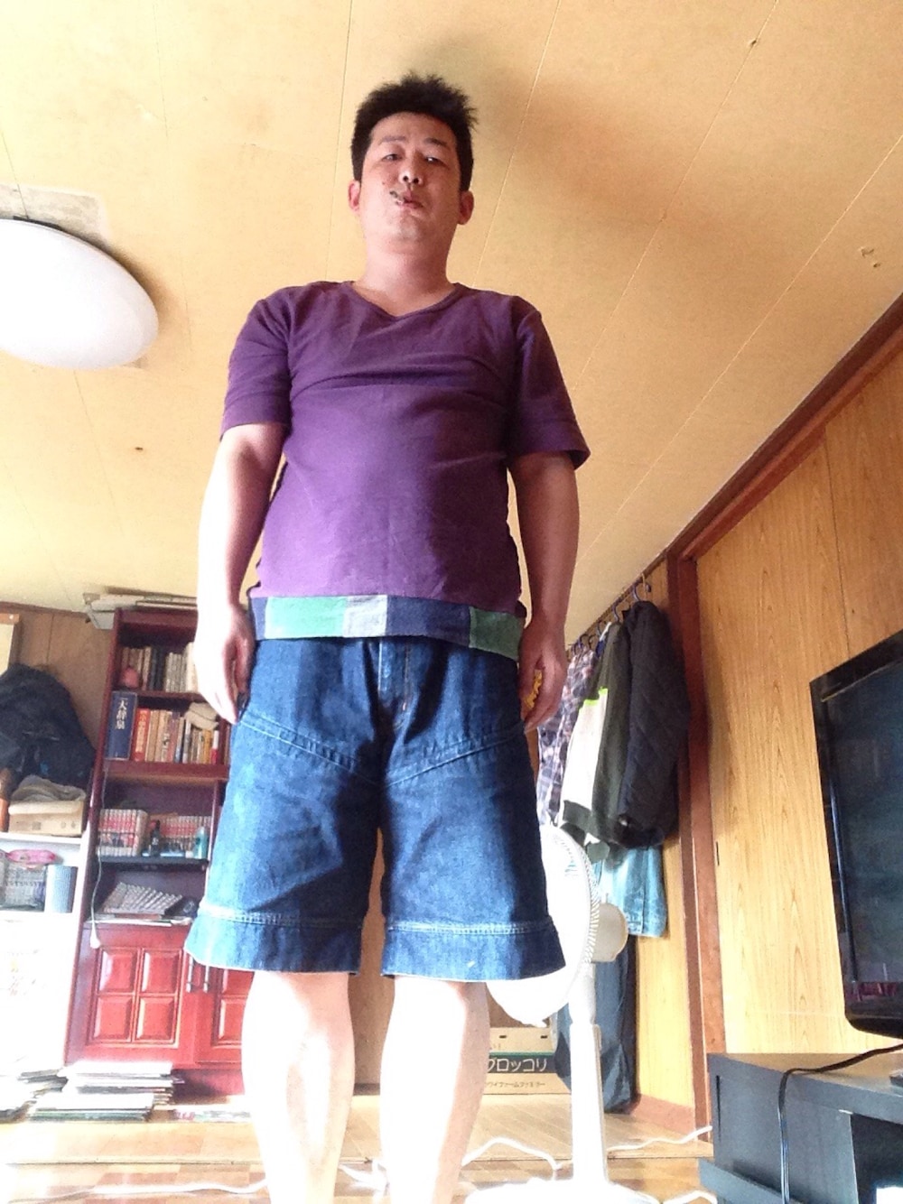 「quoltのアイテム（Tシャツ/カットソー、パープル系）」を使った、白波瀬さん（メンズ・169cm）の秋コーディネートの1枚目の写真