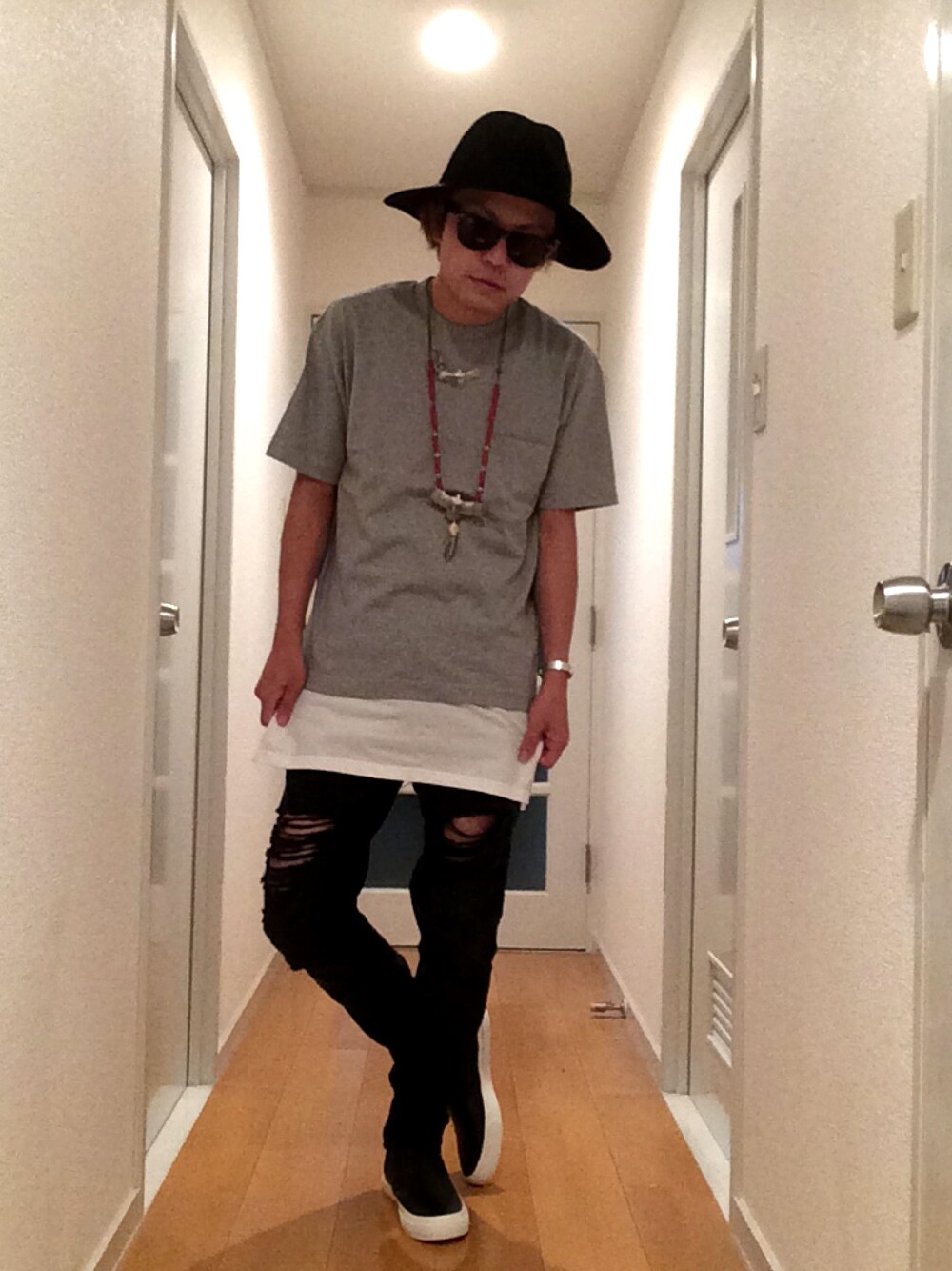 グレー系のTシャツ/カットソー、ホワイト系のタンクトップ、ブラック系のデニムパンツを着用したメンズの夏コーディネートの1枚目の写真