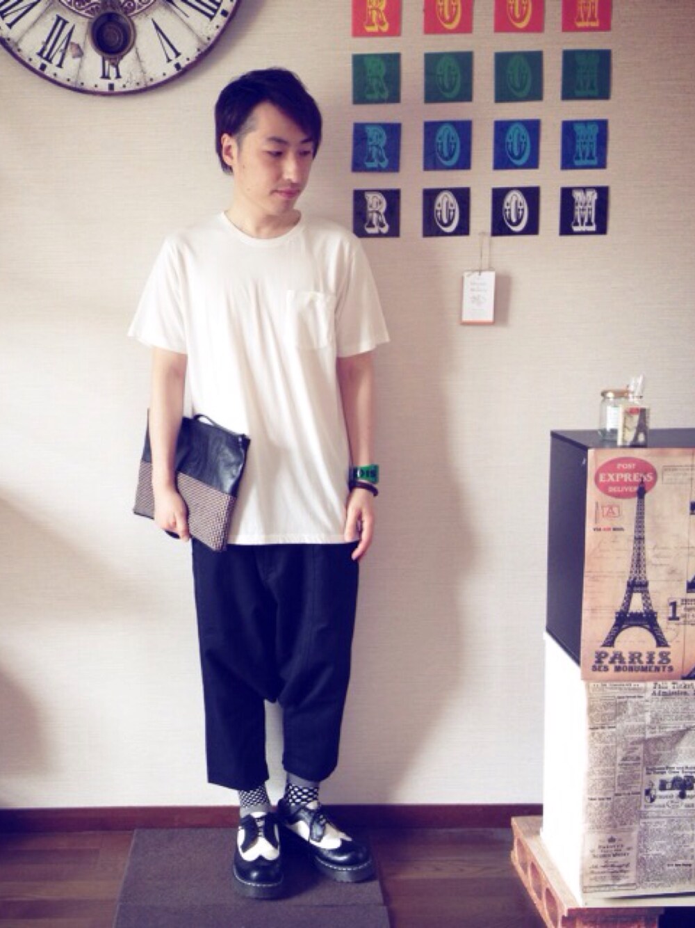 ホワイト系のTシャツ/カットソー、その他のクラッチバッグ、ブラック系のドレスシューズを着用したメンズの夏コーディネートの1枚目の写真