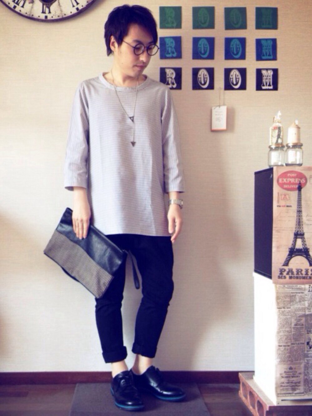 ブラック系のその他パンツ、その他のクラッチバッグ、ブラック系のドレスシューズを着用したメンズの春コーディネートの1枚目の写真