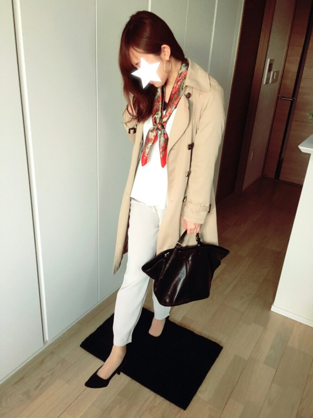 ブルー系のパンプス、ベージュ系のパンツ、ブラック系のトートバッグを着用したレディースの春コーディネートの1枚目の写真