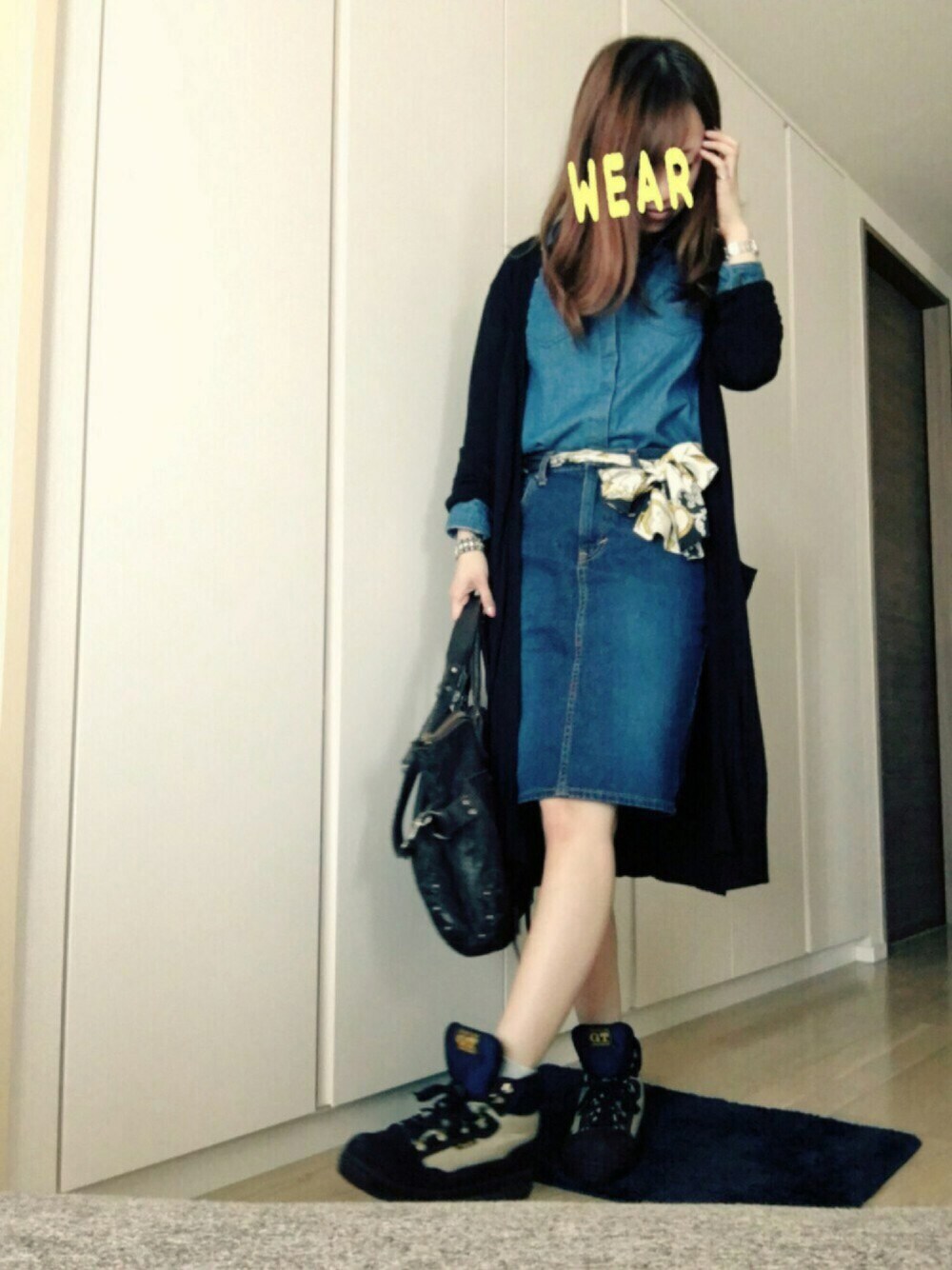 ブルー系のシャツ/ブラウス、ブラウン系のバッグ、ブラック系のスニーカーを着用したレディースの春コーディネートの1枚目の写真