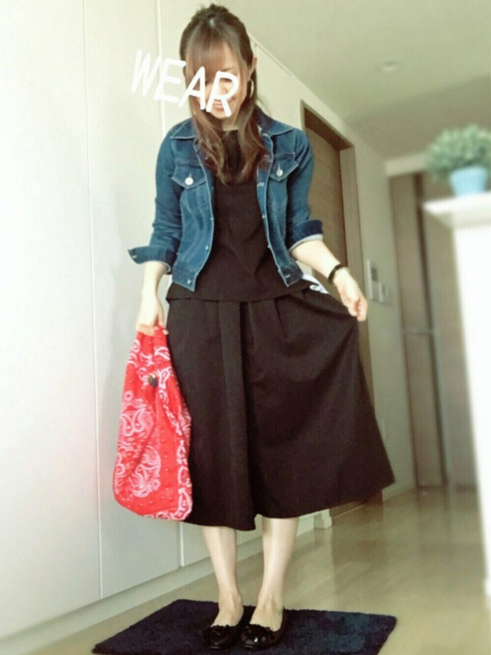 ブラック系のその他パンツ、ブルー系のデニムジャケット、レッド系のハンドバッグを着用したレディースの春コーディネートの1枚目の写真