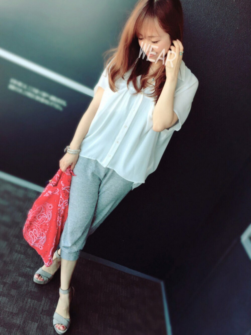 グレー系のパンツ、ホワイト系のシャツ/ブラウス、レッド系のハンドバッグを着用したレディースの春コーディネートの1枚目の写真