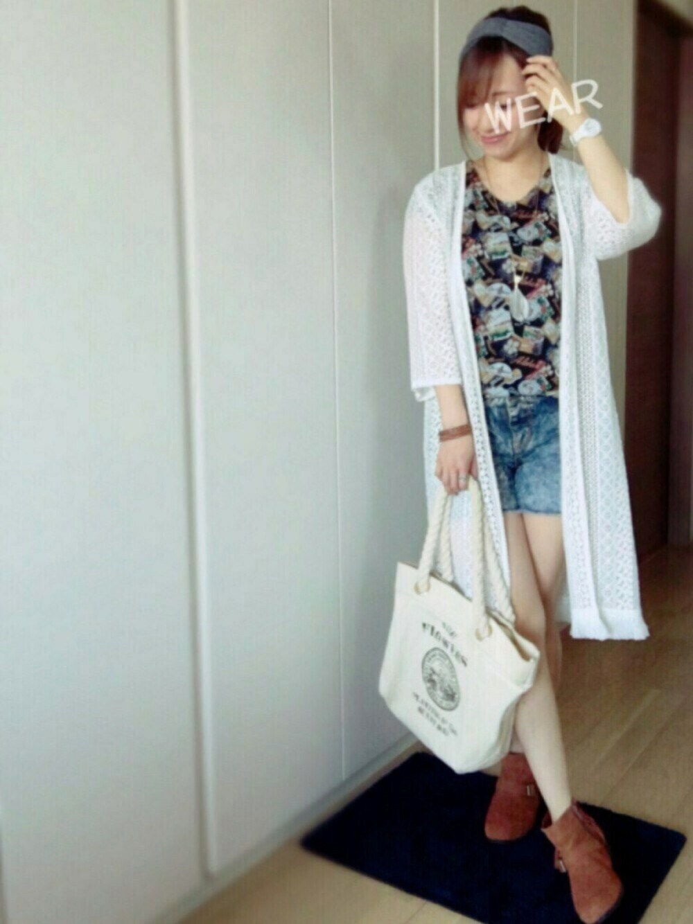 ブルー系のTシャツ/カットソー、ブルー系のパンツ、ホワイト系のトートバッグを着用したレディースの春コーディネートの1枚目の写真