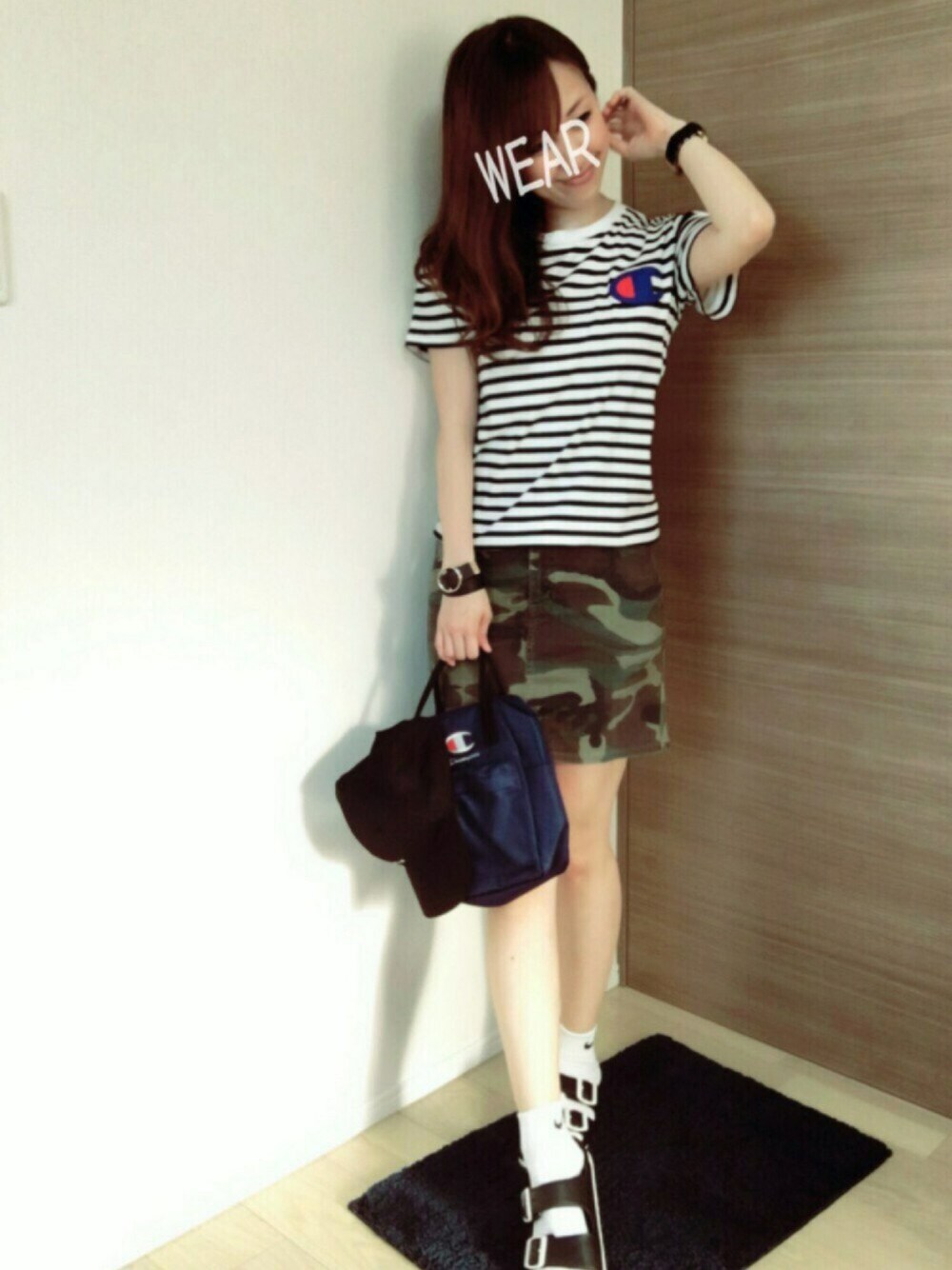 ブルー系のTシャツ/カットソー、グリーン系のスカート、ブルー系のトートバッグを着用したレディースの夏コーディネートの1枚目の写真