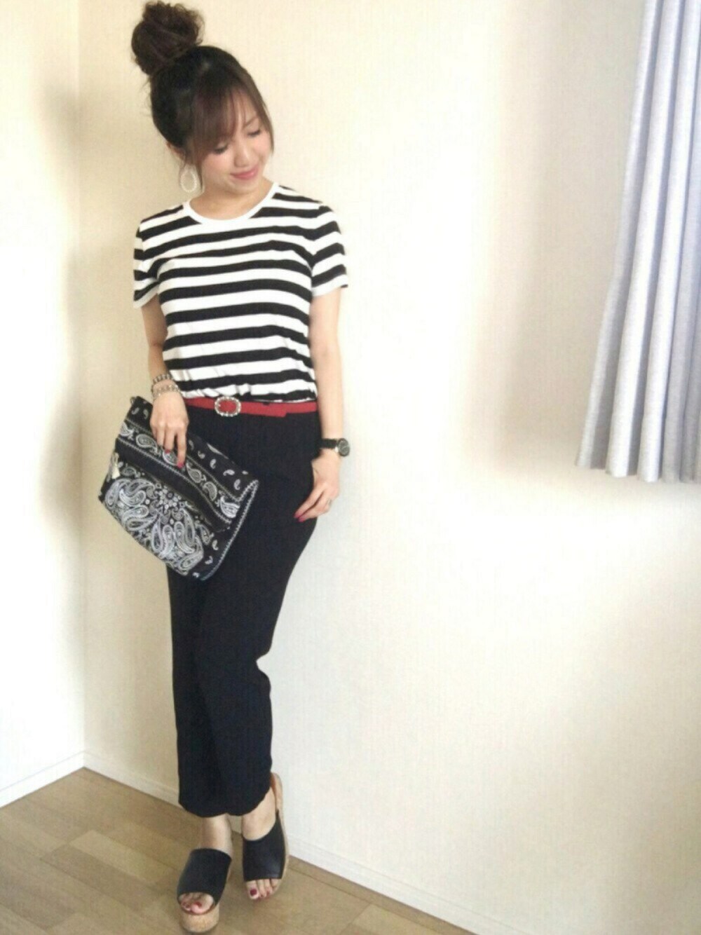 ブラック系のスラックス、ブラック系のサンダル、ブラック系のクラッチバッグを着用したレディースの夏コーディネートの1枚目の写真