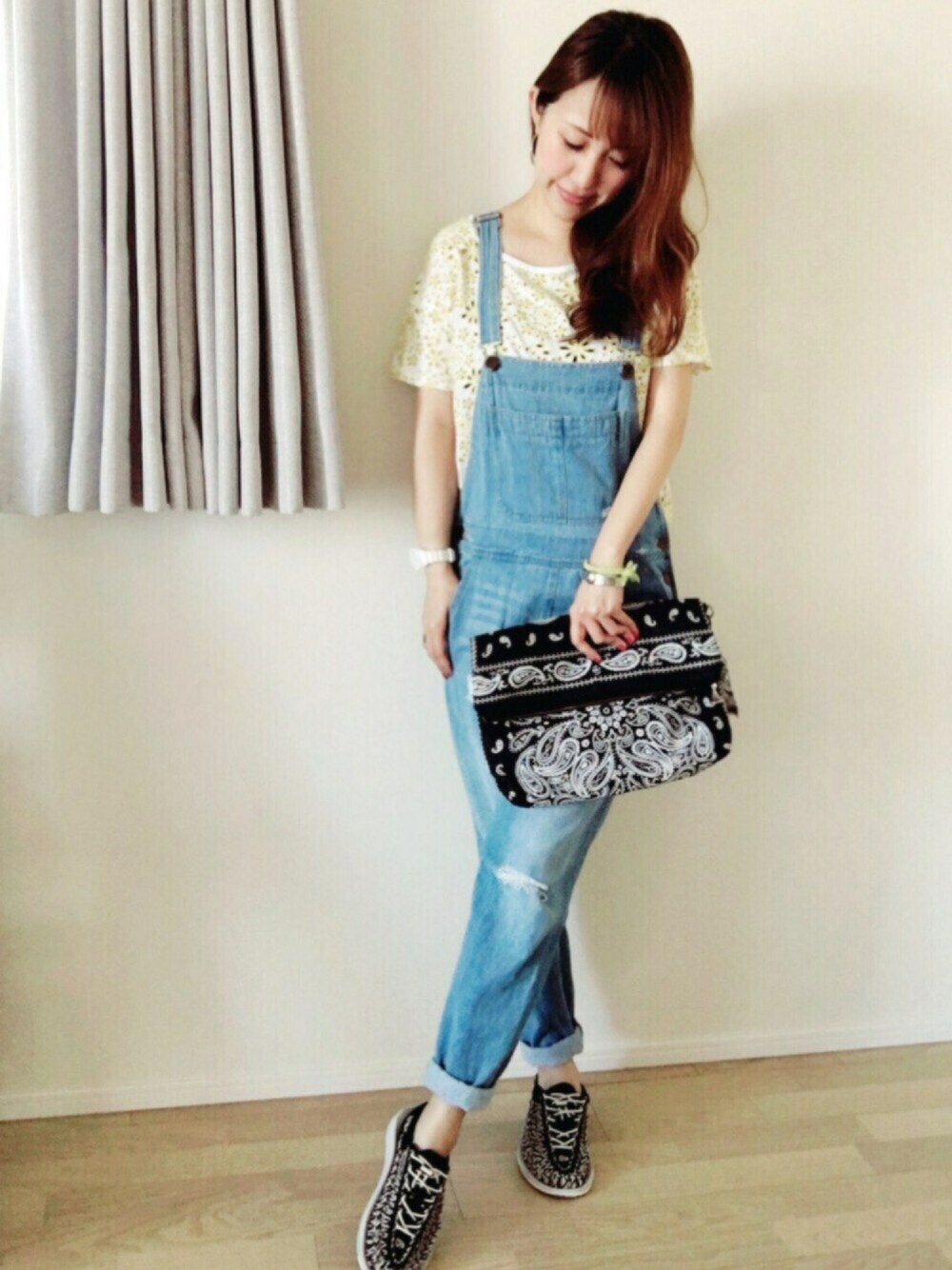 ブルー系のサロペット/オーバーオール、ブラック系のサンダル、ブラック系のクラッチバッグを着用したレディースの夏コーディネートの1枚目の写真