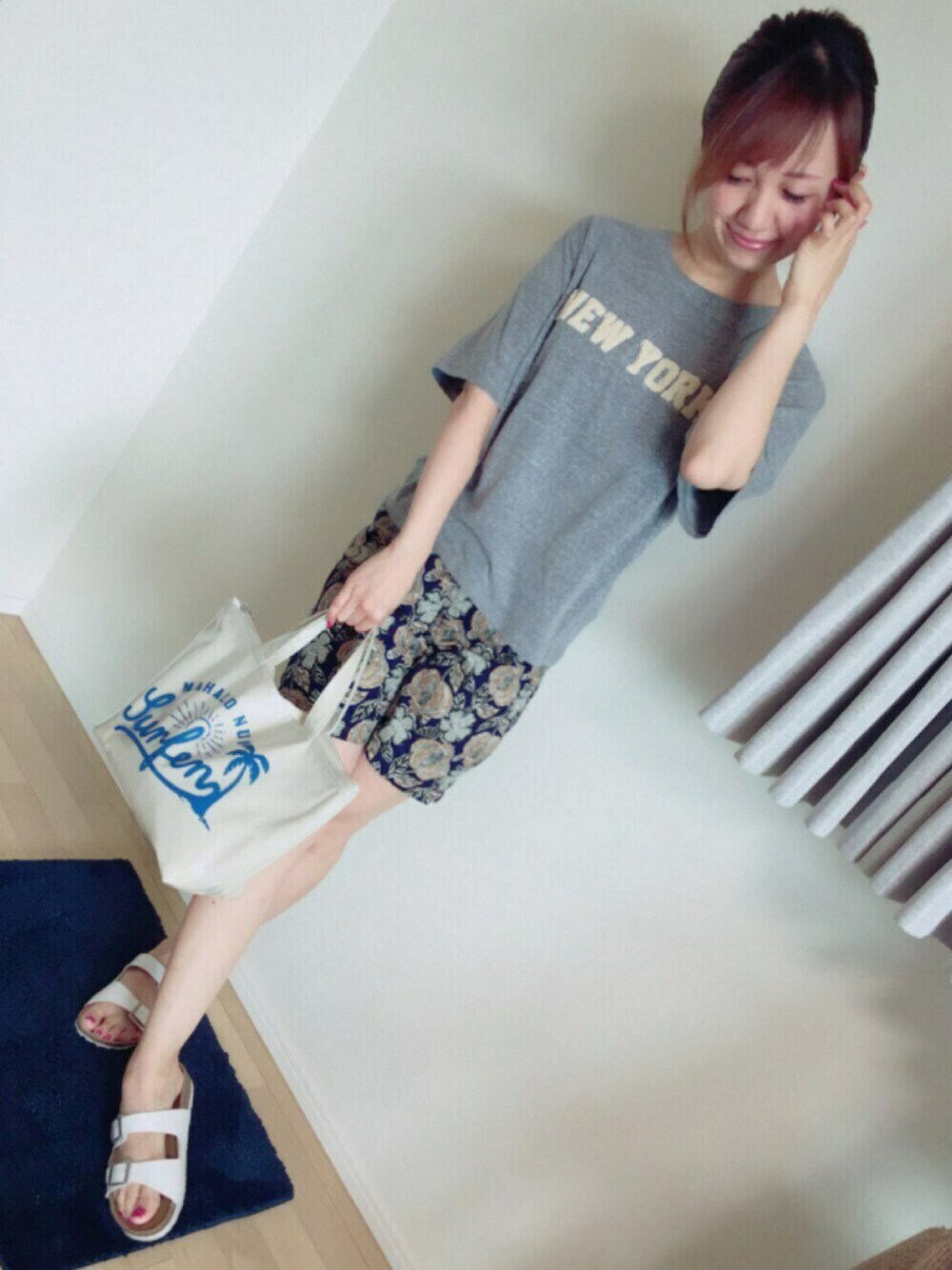 ブルー系のその他パンツ、ホワイト系のバッグ、グレー系のTシャツ/カットソーを着用したレディースの夏コーディネートの1枚目の写真