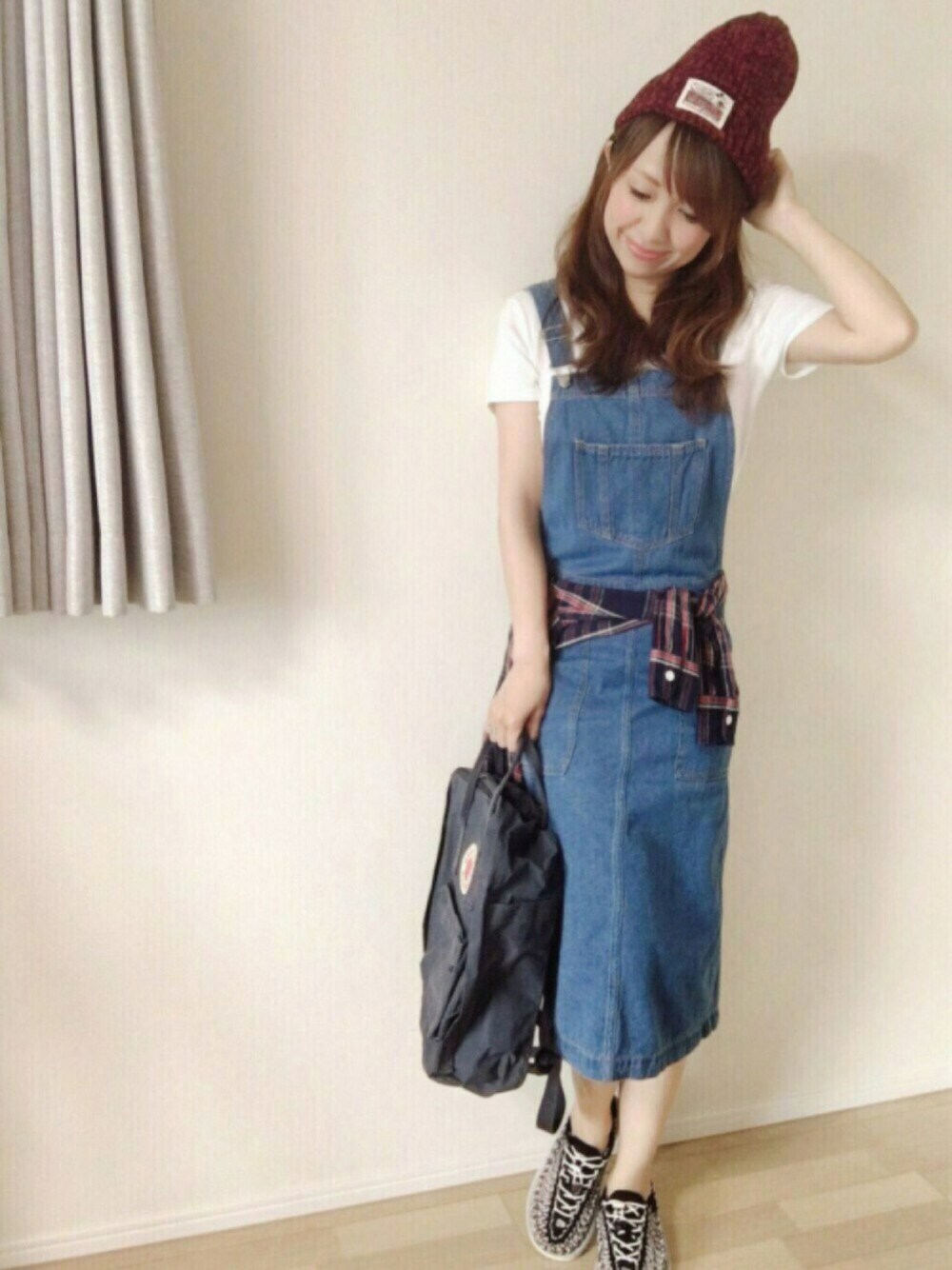 ブルー系のオールインワン・サロペット、ブラック系のバックパック/リュック、ブルー系のシャツ/ブラウスを着用したレディースの夏コーディネートの1枚目の写真