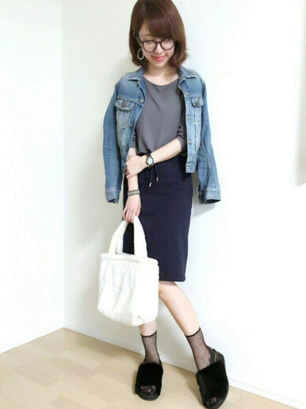 ブラック系のサンダル、ホワイト系のトートバッグ、グレー系のトップスを着用したレディースの秋コーディネートの1枚目の写真