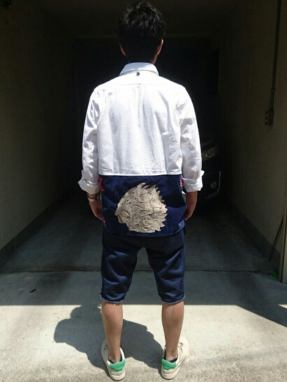 ホワイト系のシャツ/ブラウス、ホワイト系のスニーカー、ブルー系のチノパンツを着用したメンズの春コーディネートの1枚目の写真