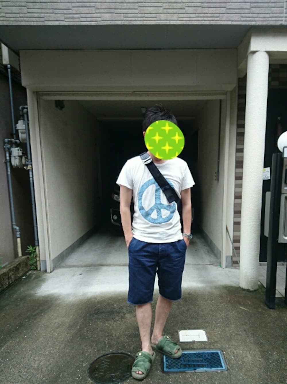 ホワイト系のTシャツ/カットソー、ブルー系のボディバッグ/ウエストポーチ、グリーン系のシューズを着用したメンズの夏コーディネートの1枚目の写真