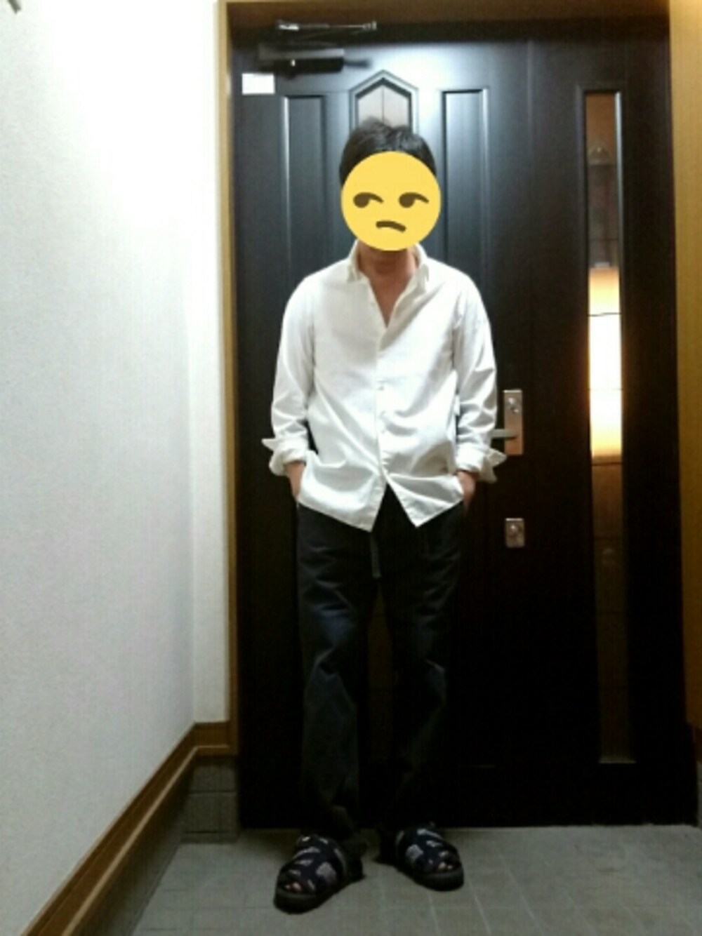 ブルー系のサンダル、ブラック系のチノパンツ、ホワイト系のシャツ/ブラウスを着用したメンズの秋コーディネートの1枚目の写真