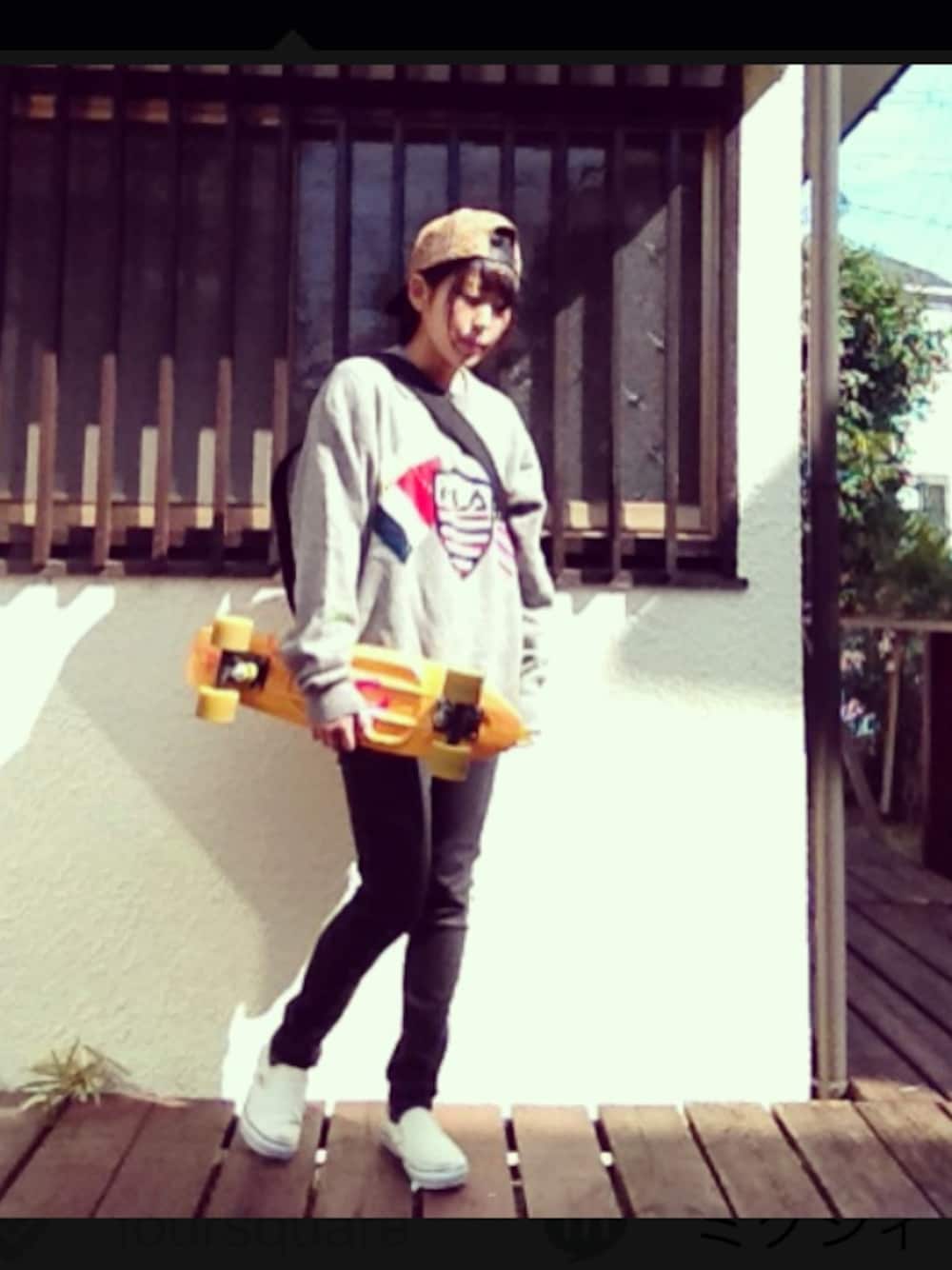 「VANS、スキニー、ストリート、ベースボールキャップ、Manhattan Portage、メッセンジャーバッグ、黒スキニー」｜「VANSの
スニーカー
スリッポン
（その他シューズ、ホワイト系）」を使った、あかねこさん（レディース・155cm）の春コーディネートの1枚目の写真