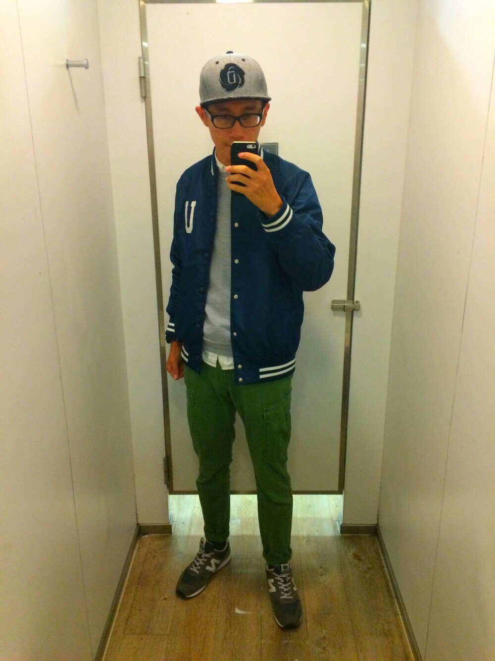 「NEW BALANCEのアイテム（スニーカー、グレー系）」を使った、Ericさん（メンズ・176cm）の冬コーディネートの1枚目の写真