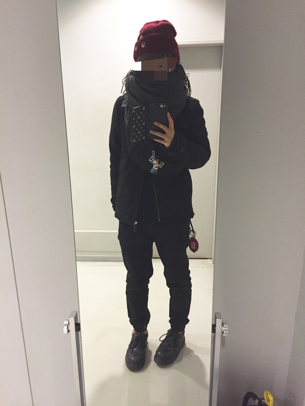 「黒、x-girl、マフラーぐるぐる、ジョガーパンツ、Dr.Martens」｜「MAGICAL MOSH MISFITSのアイテム（ニットキャップ/ビーニー、その他）」を使った、ぴよひこさん（レディース・160cm）の冬コーディネートの1枚目の写真