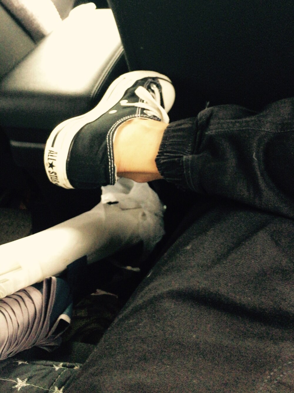 「converse、ローカットスニーカー、ジョガーパンツ」｜「CONVERSEのCONVERSE / CVS ALL STAR OX（スニーカー、ブラック系）」を使った、ぴよひこさん（レディース・160cm）の秋コーディネートの1枚目の写真