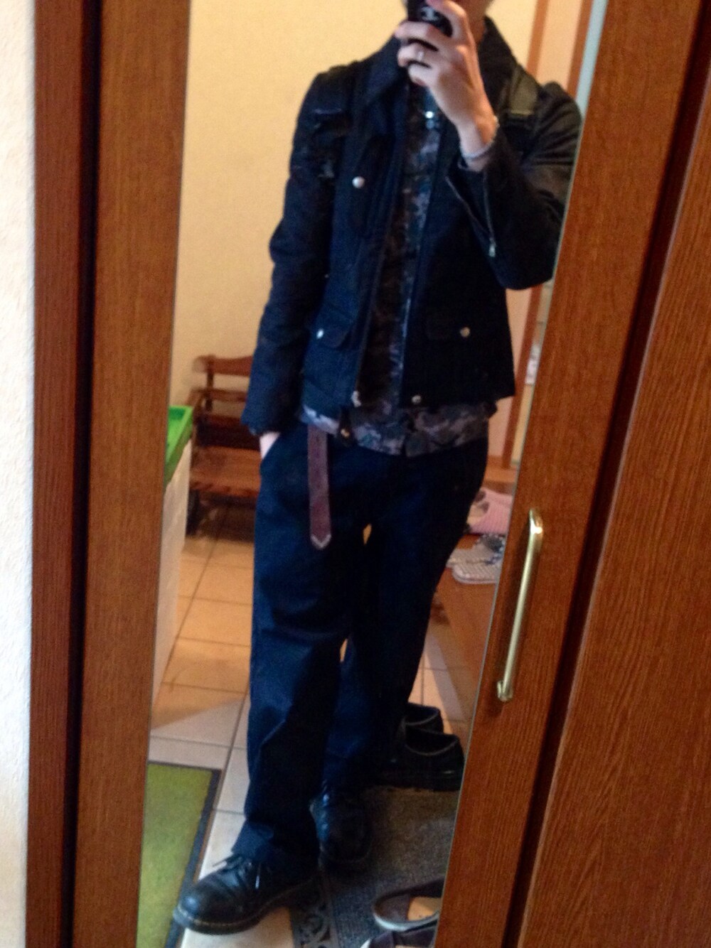 ブラック系のブーツ、ブラック系のチノパンツ、ブラック系のブルゾンを着用したメンズの秋コーディネートの1枚目の写真