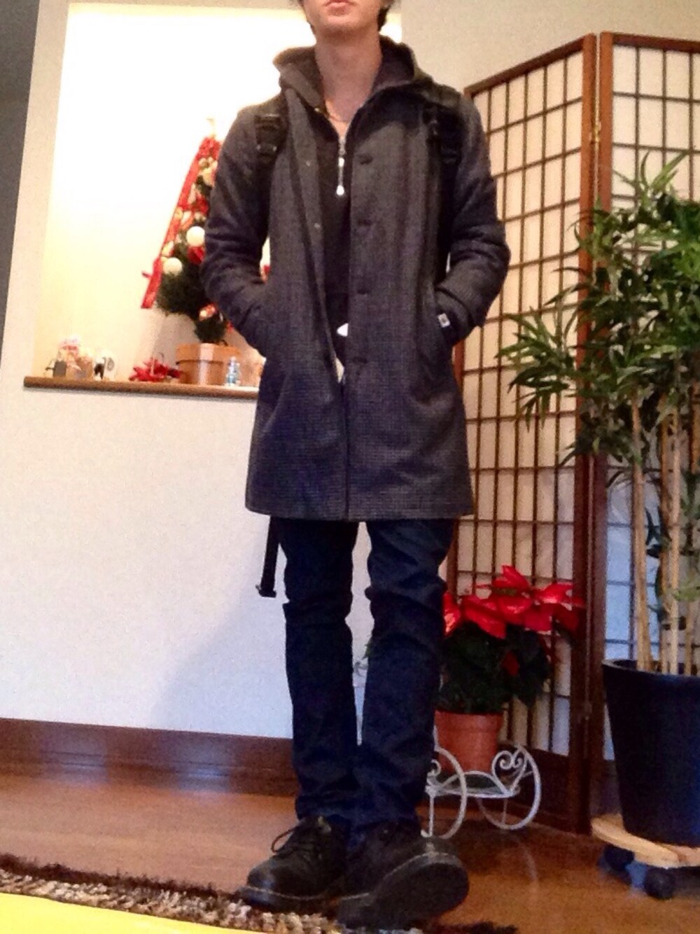 ブラック系のブーツを着用したメンズの秋コーディネートの1枚目の写真