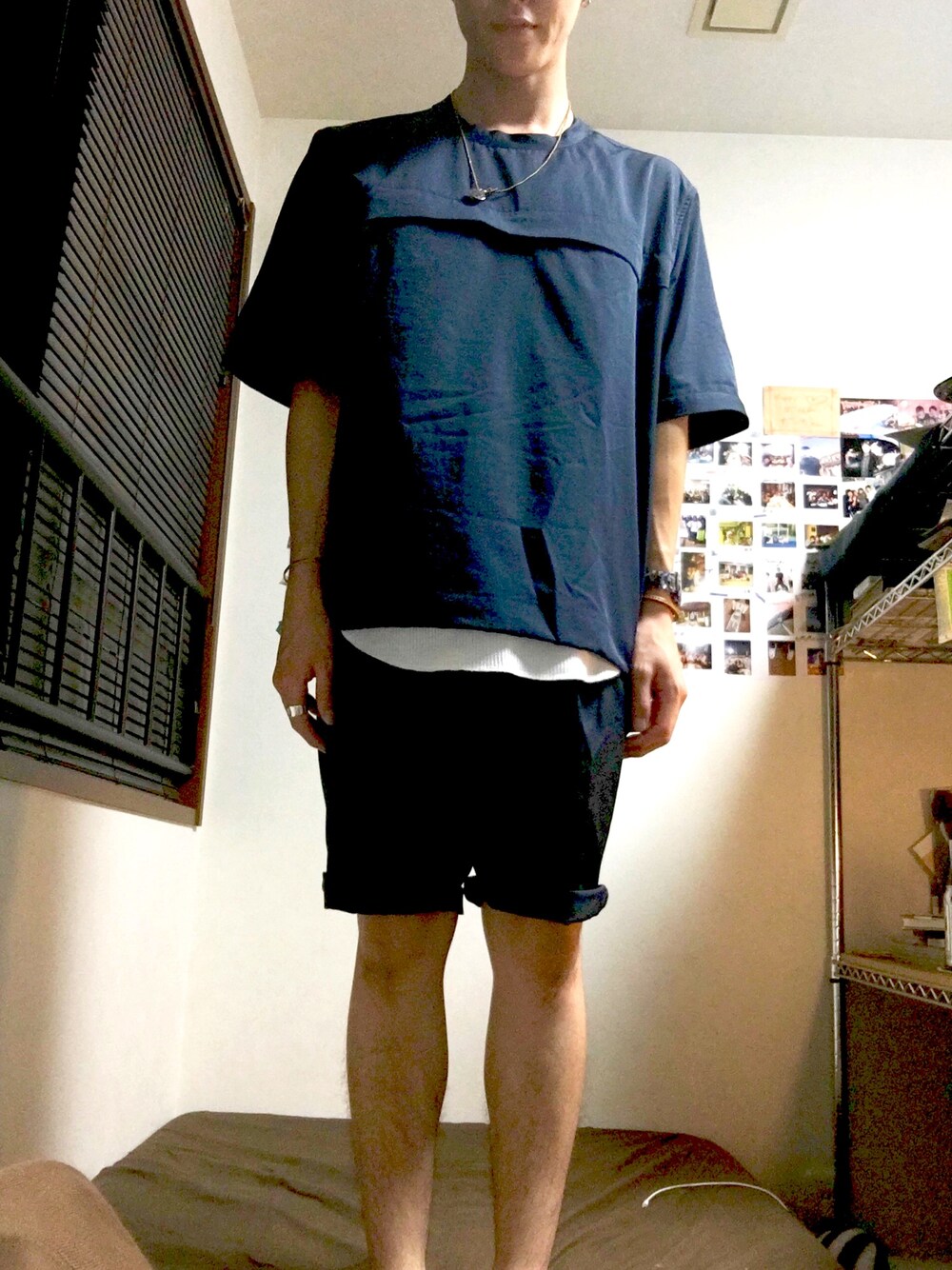 ブルー系のTシャツ/カットソー、ホワイト系のタンクトップ、ブルー系のその他パンツを着用したメンズの夏コーディネートの1枚目の写真