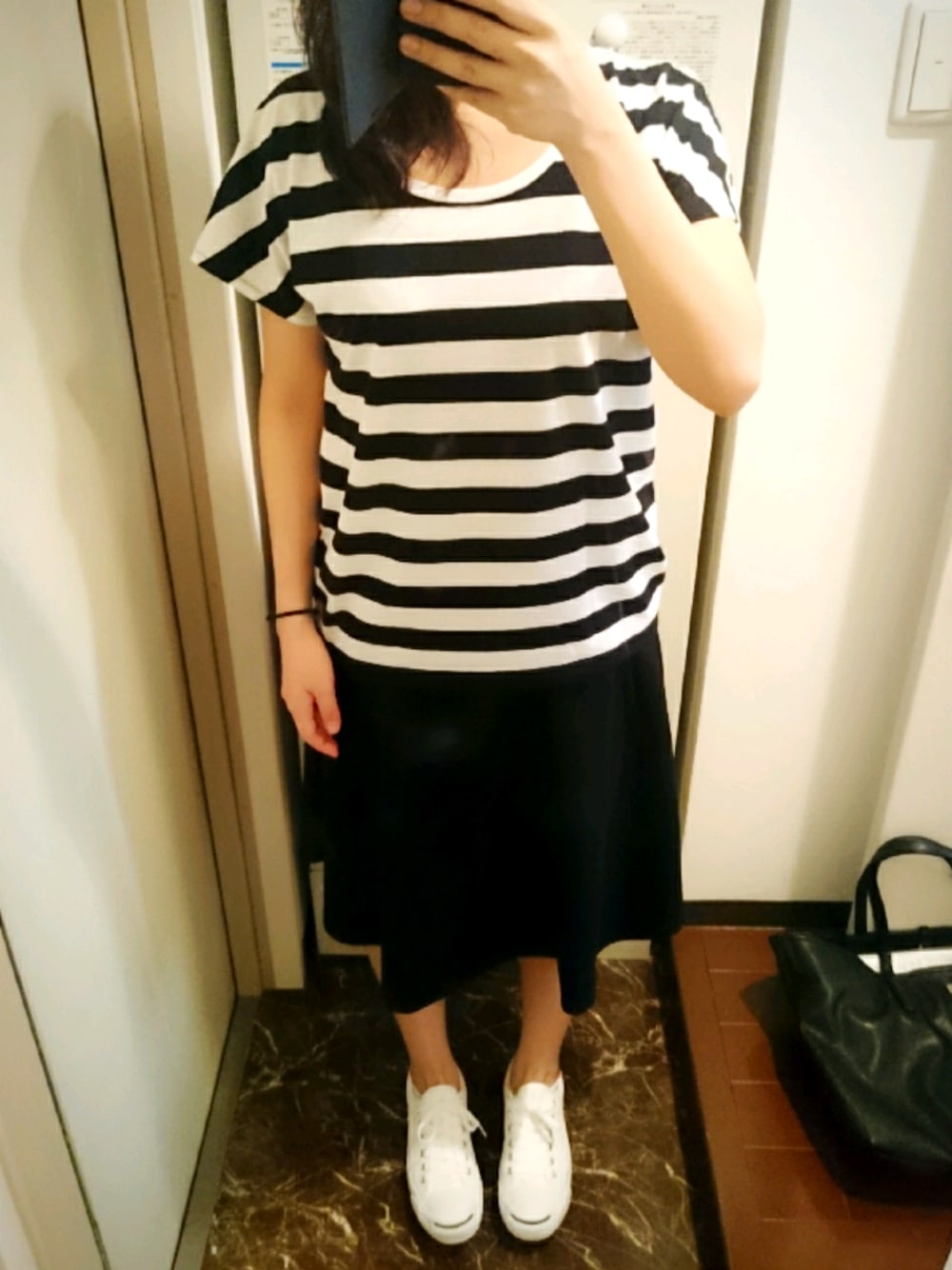 「ミモレ丈スカート、ボーダー、白スニーカー」｜「NATURAL BEAUTY BASICのボーダーT（Tシャツ/カットソー、ホワイト系）」を使った、ちっちさん（レディース・160cm）の夏コーディネートの1枚目の写真