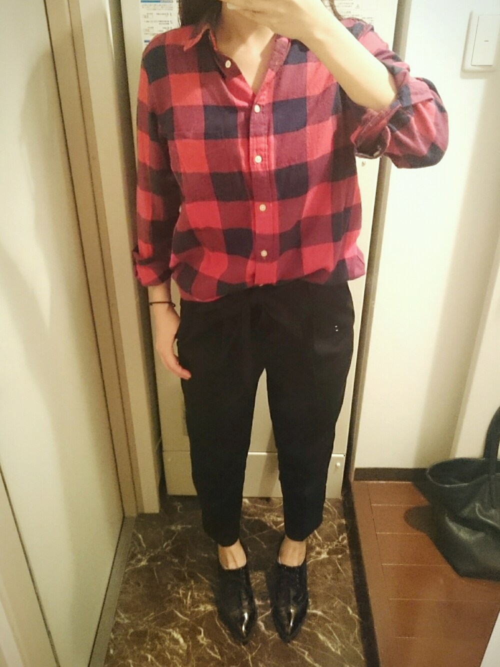 「チェックシャツ、オックスフォードシューズ」｜「UNIQLOのチェックシャツ（シャツ/ブラウス、レッド系）」を使った、ちっちさん（レディース・160cm）の秋コーディネートの1枚目の写真