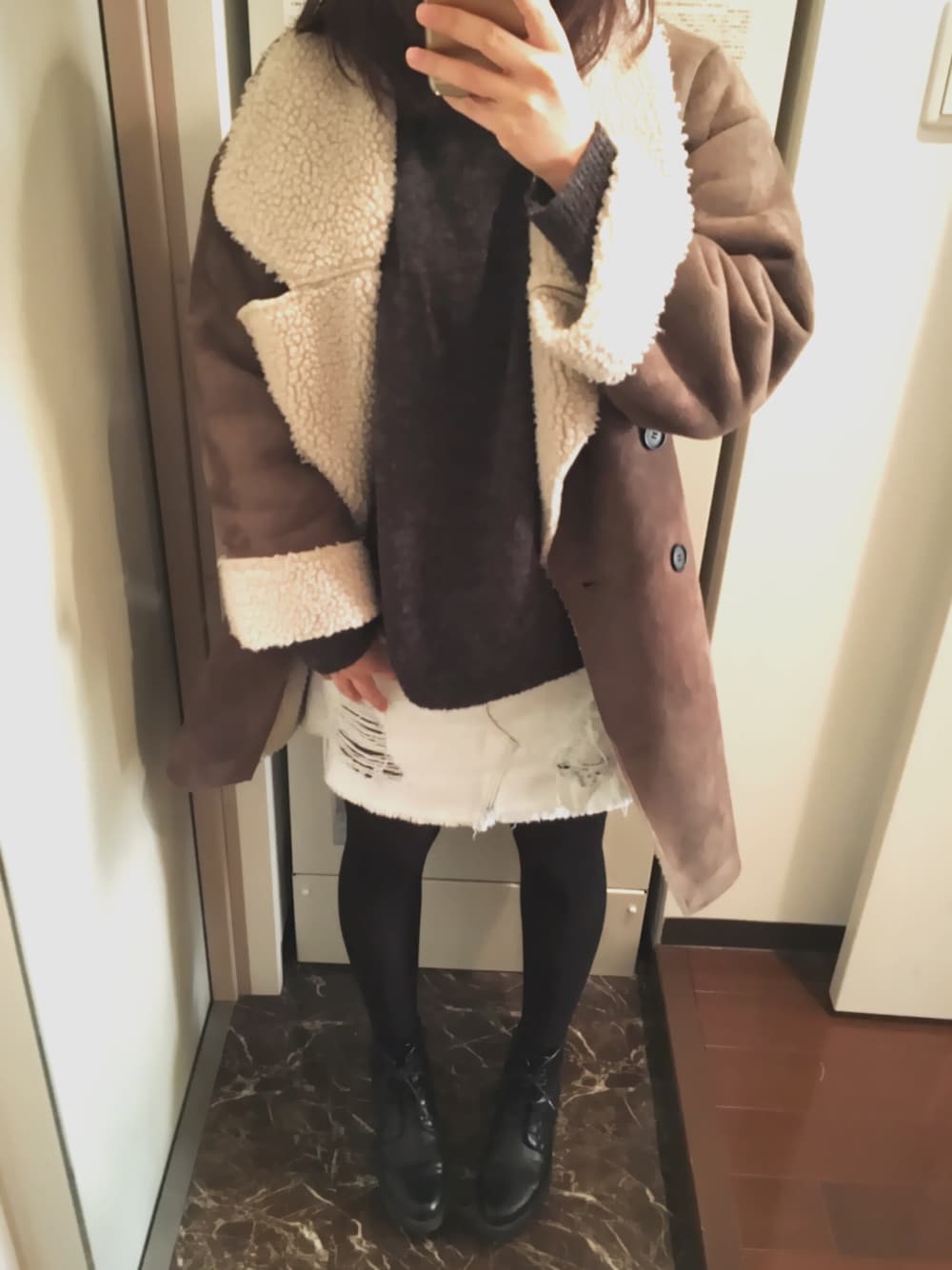 「ファーコート、ニット、ダメージデニム、ブーツ」｜「GUのアイテム（トップス、グレー系）」を使った、ちっちさん（レディース・160cm）の冬コーディネートの1枚目の写真