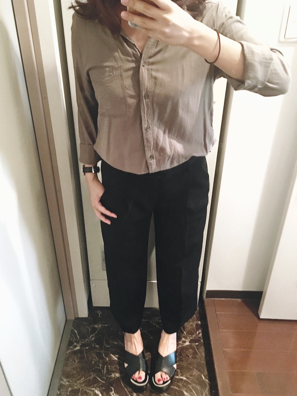 「カーキ、ワイドパンツ」｜「GUのワイドパンツ（その他パンツ、ブラック系）」を使った、ちっちさん（レディース・160cm）の夏コーディネートの1枚目の写真
