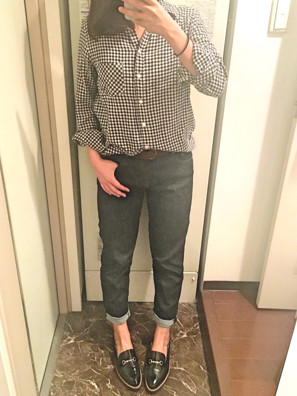 「デニムパンツ、チェックシャツ、シャツスタイル、上下UNIQLO、UNIQLO」｜「UNIQLOのWOMEN フランネルチェックシャツ（長袖）09・16・69（シャツ/ブラウス、ブラック系）」を使った、ちっちさん（レディース・160cm）の秋コーディネートの1枚目の写真