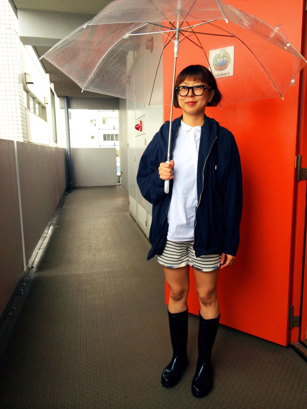 「ボーダー、レインブーツ、ショートパンツ、北欧、こどまーく、雨の日コーデ、デンマーク、kodomark、クリスティーナ・ローデ、CHRISTINA rohde」｜「CHRISTINA  ROHDEのショート丈パンツ（その他パンツ、ブルー系）」を使った、こどまーくプレススタッフさん（レディース・150cm）の夏コーディネートの1枚目の写真