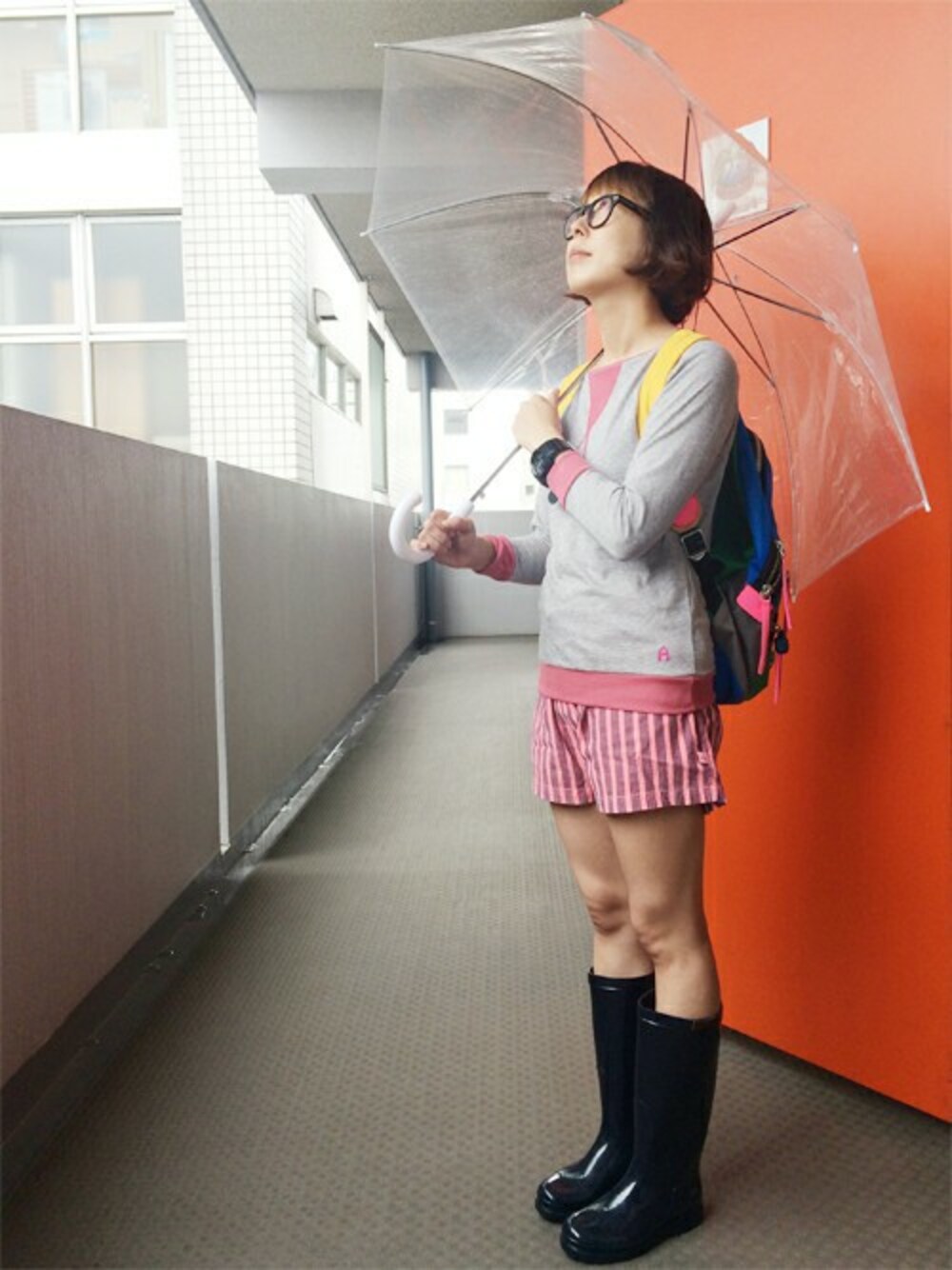 「レインブーツ、ショートパンツ、北欧、子供服、こどまーく、雨の日コーデ、Molo kids、kodomark、AlbaBabY」｜「Alba babYのAlba baby　/　スウェットシャツＥｌｌｉｎｏｒｅ（スウェット、グレー系）」を使った、こどまーくプレススタッフさん（レディース・150cm）の夏コーディネートの1枚目の写真