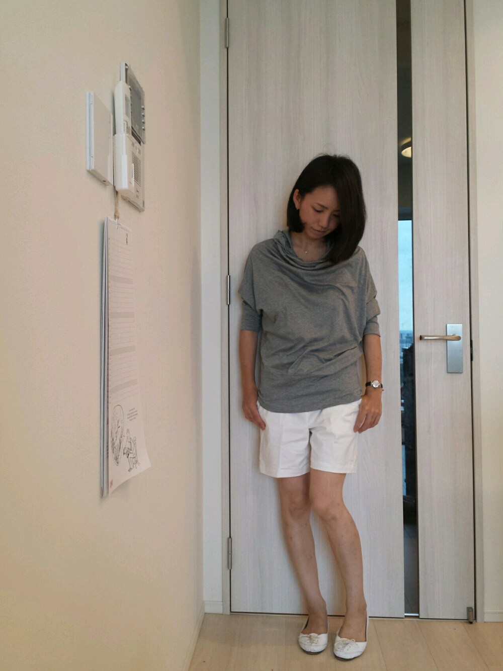 「シンプルコーデ、ドルマンスリーブ、ショートパンツ、白パンツ、repetto、ラフ、休日スタイル、グレーTシャツ、メンズライク、シンプル」｜「Deuxieme Classeのアイテム（トップス、グレー系）」を使った、acchamtさん（レディース・155cm）の夏コーディネートの1枚目の写真