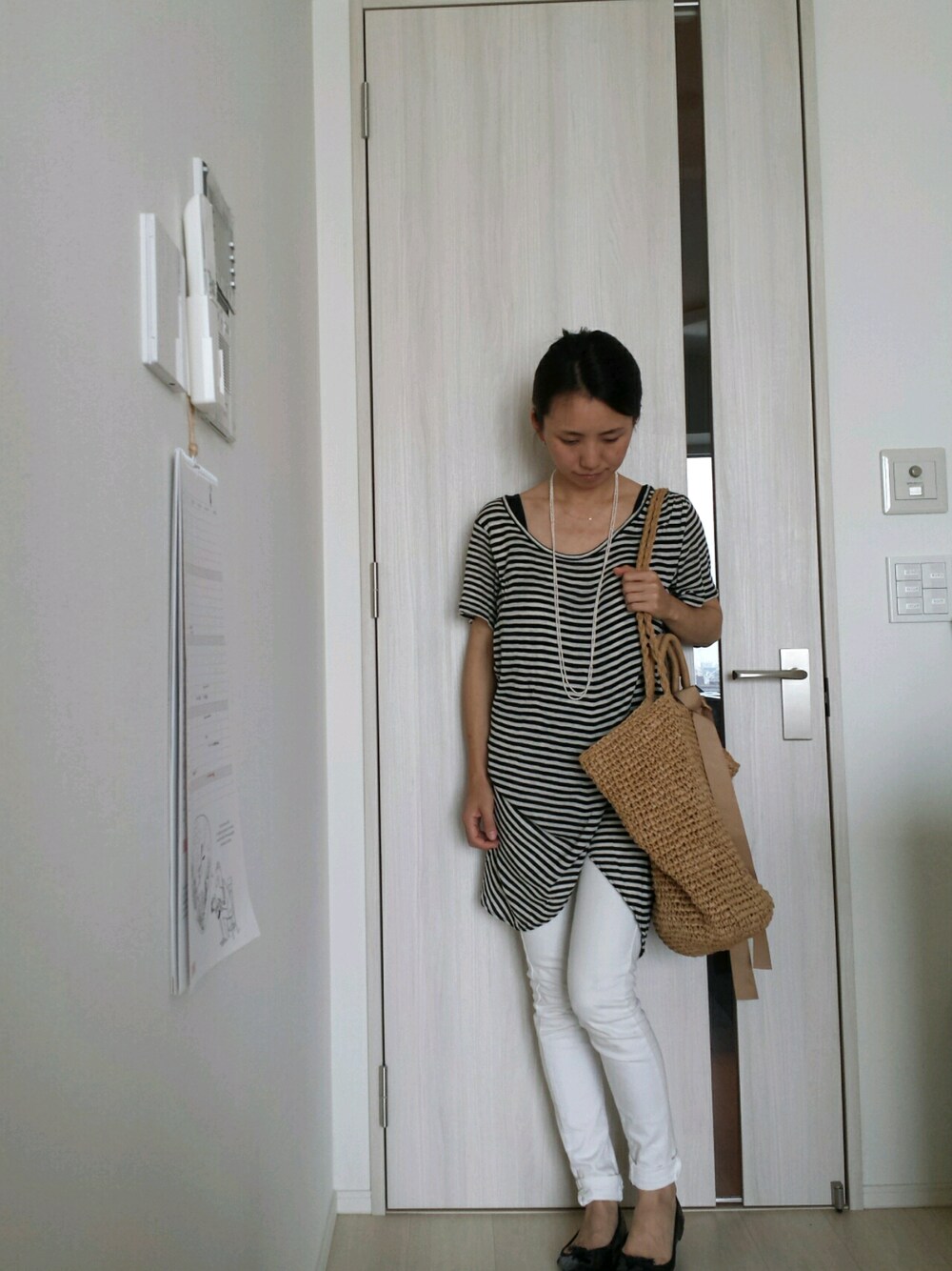 「リラックススタイル、ボーダー、ボーダーワンピース、ボーダーニット、白パンツ、repetto、パールネックレス、バレエシューズ、かごバッグ、シンプル」｜「Deuxieme Classeのアイテム（トップス、ブラック系）」を使った、acchamtさん（レディース・155cm）の夏コーディネートの1枚目の写真