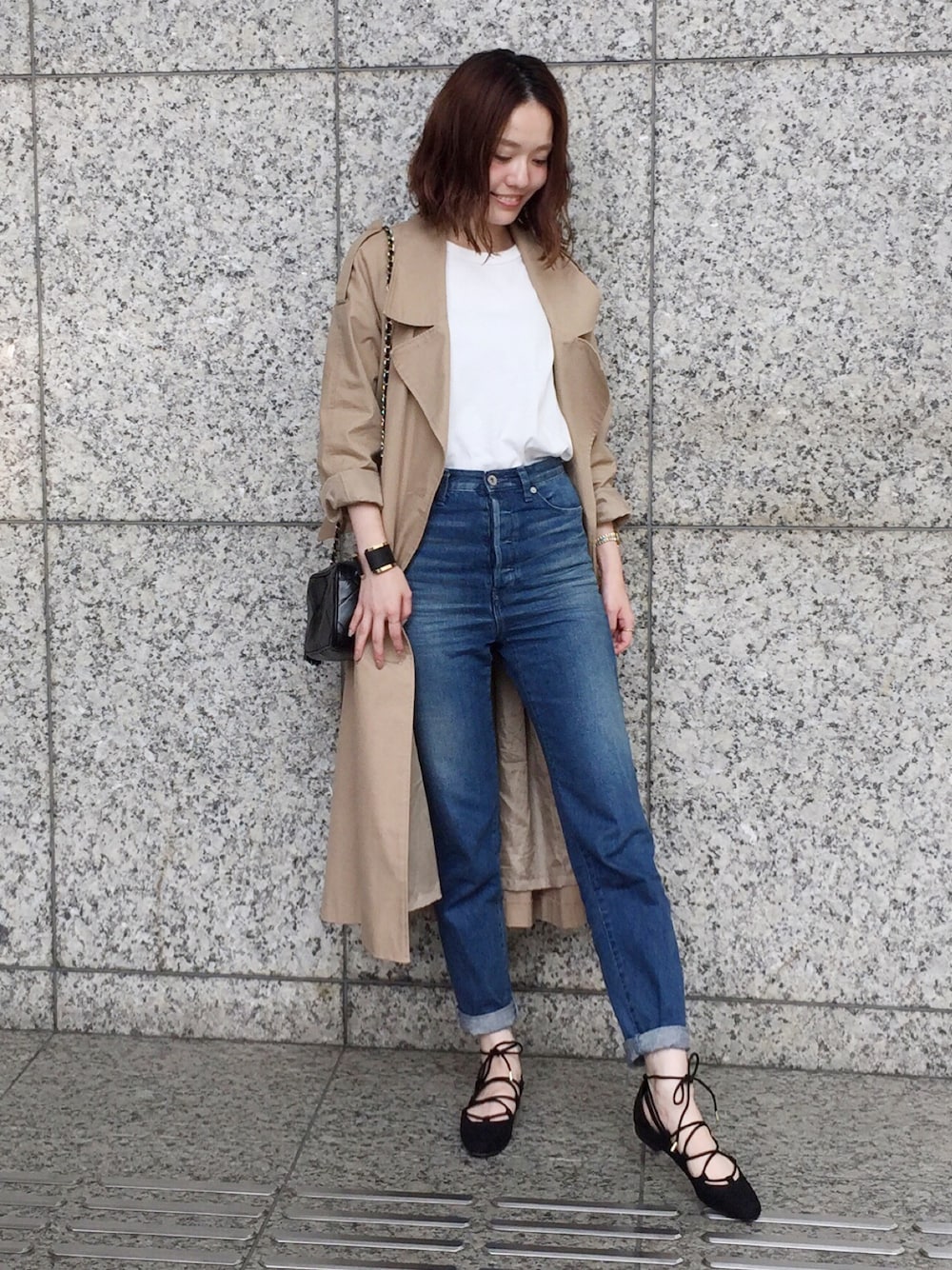 「トレンチコート、Tシャツ、デニム、レースアップシューズ、バレエシューズ、秋のコーデ、秋服、パンツスタイル、ZARA」｜「ZARAのアイテム（バレエシューズ、ブラック系）」を使った、Axxbimilさん（レディース・165cm）の秋コーディネートの1枚目の写真