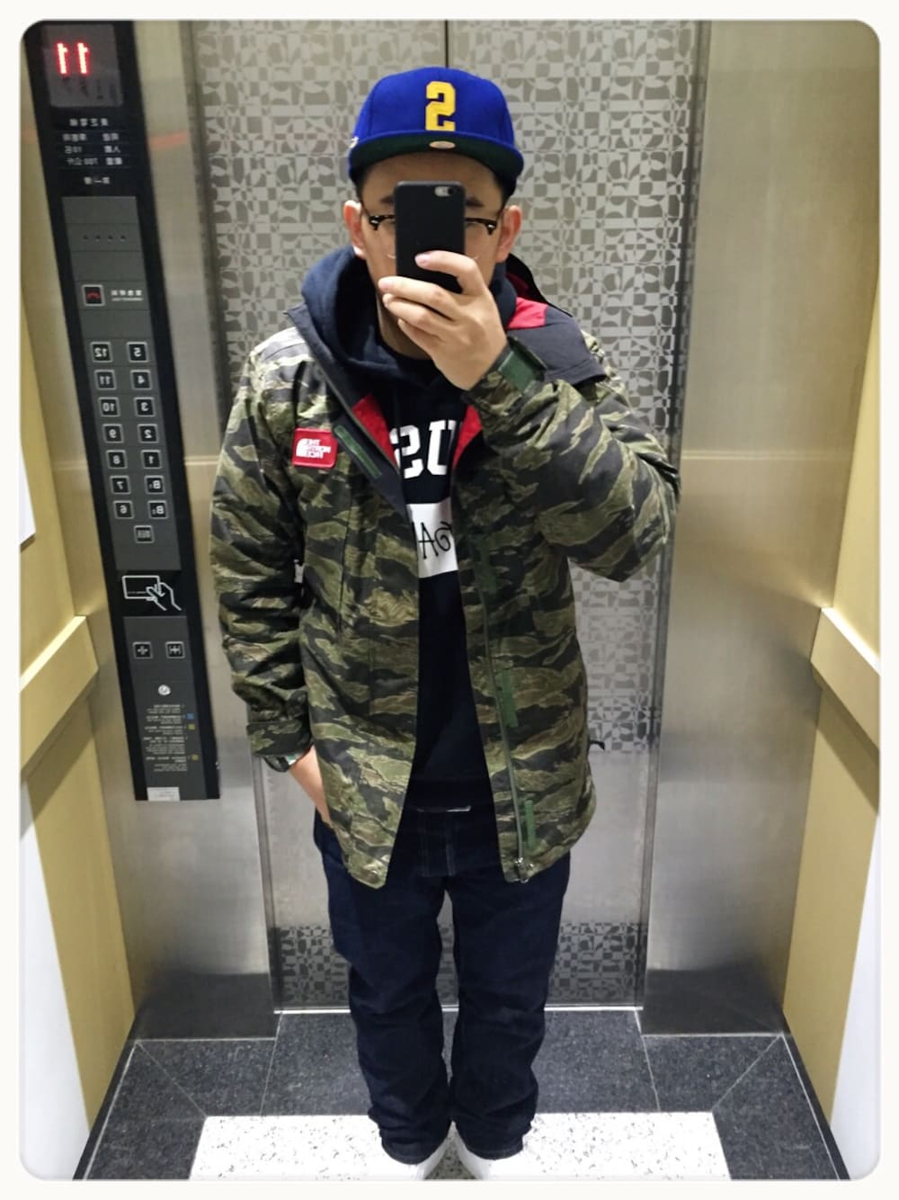 「stussy、EBBETS FIELD FLANNELS、THE NORTH FACE、cat's paw、aj1」｜「STUSSYのStussy x ebbets field flannels（キャップ、ブルー系）」を使った、施政次さん（メンズ・178cm）の冬コーディネートの1枚目の写真