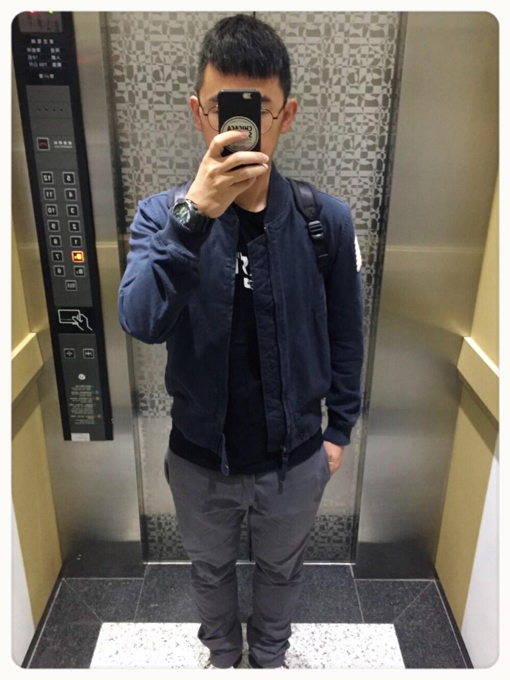 「CASIO、G-SHOCK、DENIM&SUPPLY、FOURSTAR、Dickies、ALL STAR、converse」｜「FOURSTARのアイテム（Tシャツ/カットソー、ブラック系）」を使った、施政次さん（メンズ・178cm）の秋コーディネートの1枚目の写真
