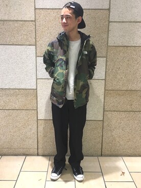 「THE NORTH FACE（ザノースフェイス）のアイテム（マウンテンパーカー、グリーン系）」を使った、Takuya Hondaさん（メンズ・176cm）の冬コーディネート