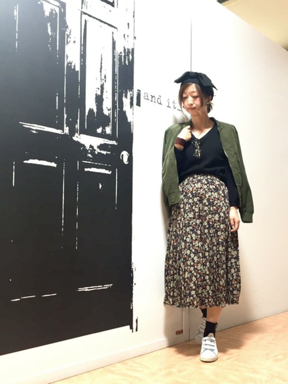「カジュアル、MA-1、花柄、秋のコーデ、レトロ、casual、プリーツスカート、リブニット、秋、and it_」｜「and it_のMA-1ブルゾン（MA-1、グリーン系）」を使った、fujii(and it_OFFICE)さん（レディース・162cm）の秋コーディネートの1枚目の写真