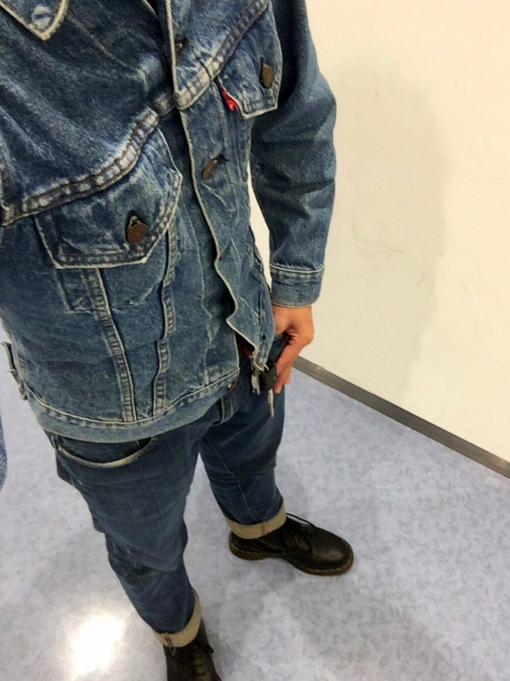 「秋コーデ、デニムオンデニム、リーバイス、マーチン」｜「Levi'sのデニムジャケット-ミッドカラー/14.8oz デニム（デニムジャケット、ブルー系）」を使った、ひろきさん（メンズ・162cm）の秋コーディネートの1枚目の写真