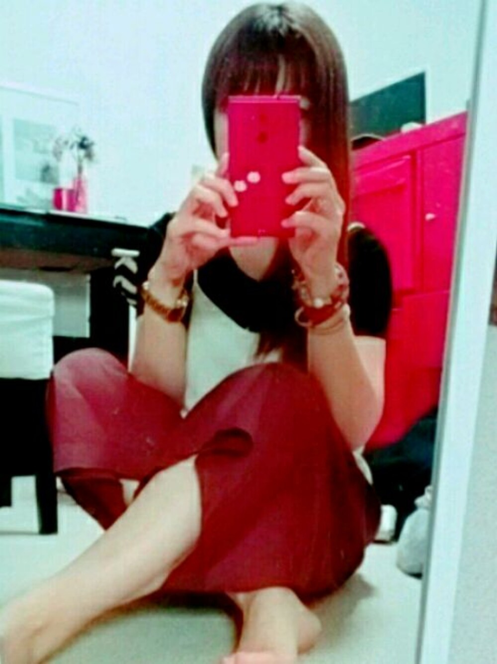 ベージュ系のキャミソールを着用したレディースの夏コーディネートの1枚目の写真