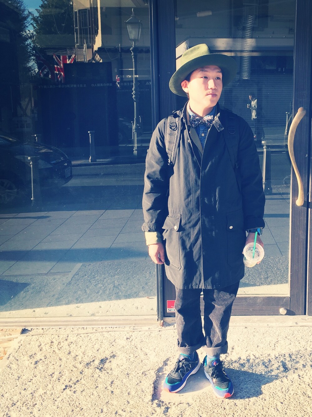 「ハット、ナイキスニーカー、コート、神戸」｜「U STARS CLUB×DOORSのDOORS MENS U STARS CLUB×DOORS “JOHNNY HAT”（ハット、グリーン系）」を使った、RYOHEIさん（メンズ・165cm）の春コーディネートの1枚目の写真