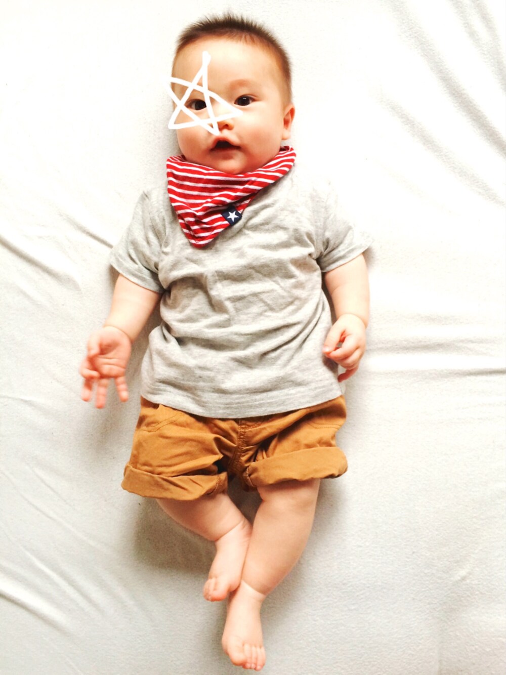 「ボーダー、しましま、裸足、はだし、男の子、おとこのこ、０歳、4ヶ月」｜「西松屋のアイテム（Tシャツ/カットソー、グレー系）」を使った、s n さん（キッズ・60cm）の夏コーディネートの1枚目の写真