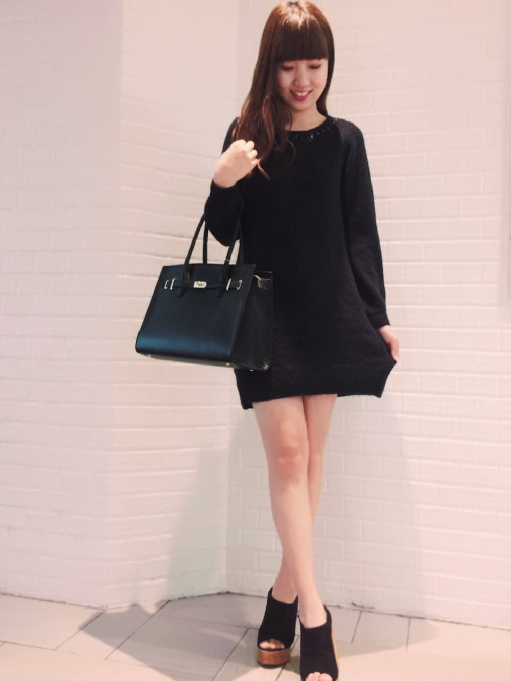 「秋、ニットワンピース、titty&Co.、shinjuku」｜「TITTY&CO.のアイテム（ハンドバッグ、ブラック系）」を使った、SAYAKAさん（レディース・168cm）の秋コーディネートの1枚目の写真