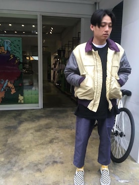 「FLOW（フロウ）のアイテム」を使った、吳馬利さん（メンズ・170cm）の春コーディネート